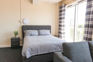 1 bedroom, WiFi, bed sheets - Superior Sea View Apartment (Plymouth)
