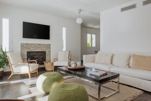 Smart TV, chimenea, libros y estéreo 