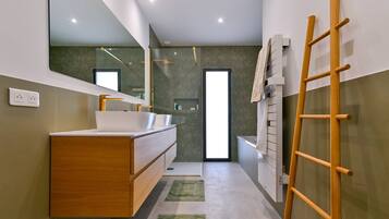 Dusche, Haartrockner, Handtücher, Seife