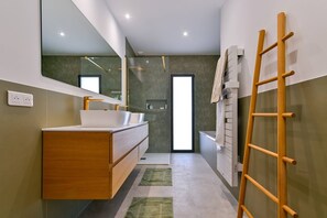 Een douche, een haardroger, handdoeken, zeep