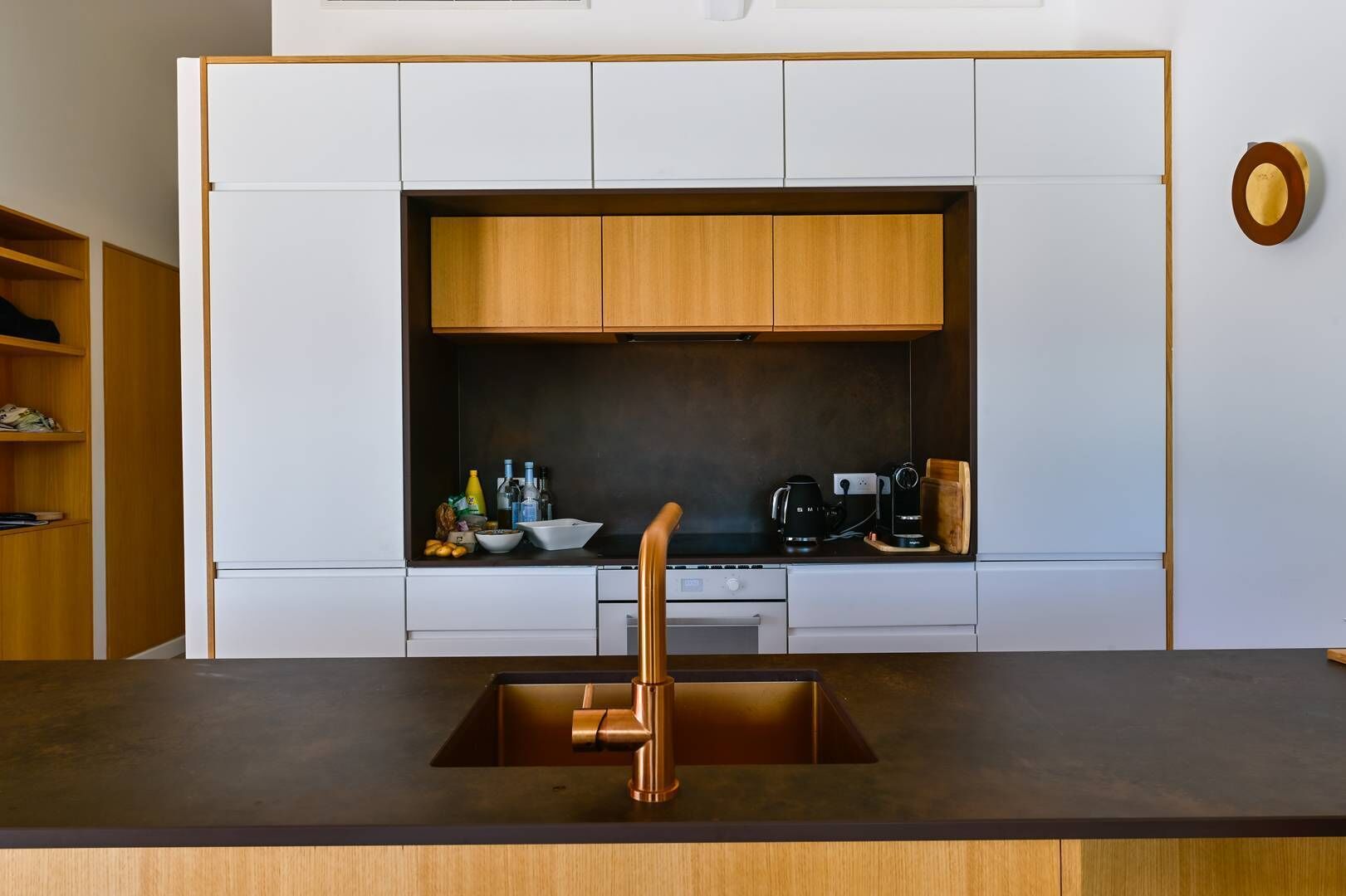 Réfrigérateur, four, lave-vaisselle, cafetière/bouilloire