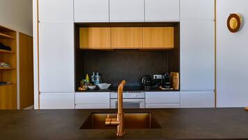 Fridge, oven, dishwasher, coffee/tea maker