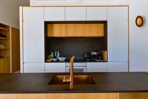 Een koelkast, een oven, een vaatwasser, een koffiezetapparaat/waterkoker