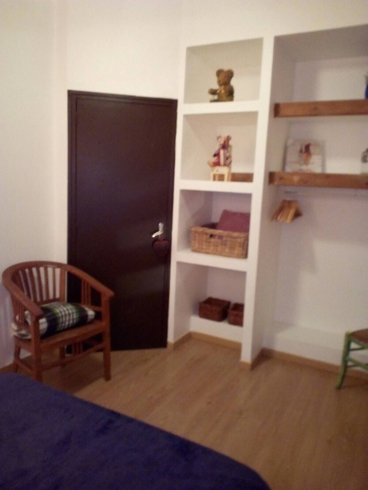 2 quartos, ferros/tábuas de passar roupa, roupa de cama