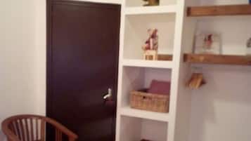 2 quartos, ferros/tábuas de passar roupa, roupa de cama