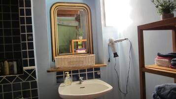 Sèche-cheveux, serviettes fournies, papier toilette