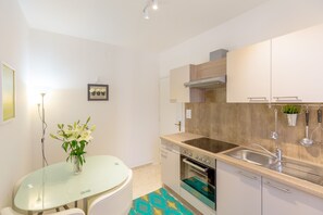 Fridge, oven, stovetop, electric kettle