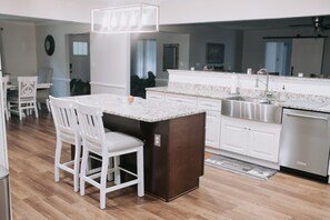 Micro-ondes, four, plaque de cuisson, lave-vaisselle