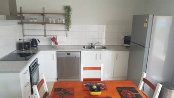 Microondas, horno, placa de cocina y lavavajillas