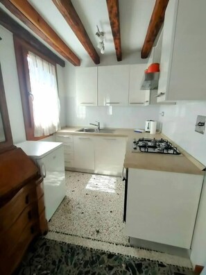 Kjøleskap, ovn, oppvaskmaskin og brødrister