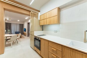 Departamento urbano | Cocina privada | Refrigerador con congelador, cafetera de espresso y cafetera y tetera 