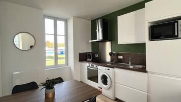 Réfrigérateur, micro-ondes, four, cafetière/bouilloire