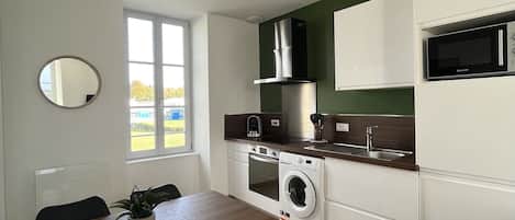 Fridge, microwave, oven, coffee/tea maker