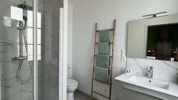 Douche, sèche-cheveux, serviettes fournies, savon