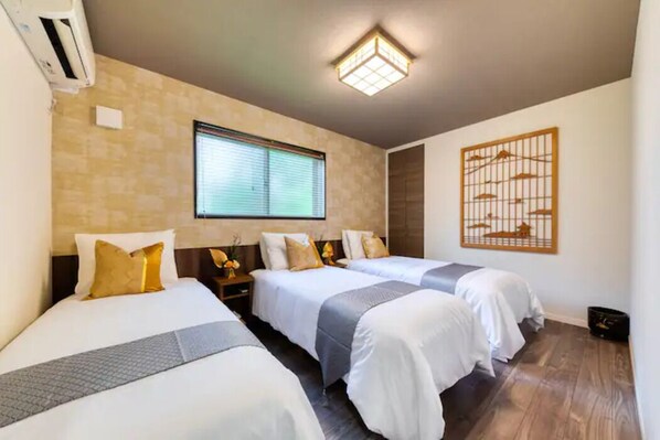 4 bedrooms, iron/ironing board, WiFi, bed sheets