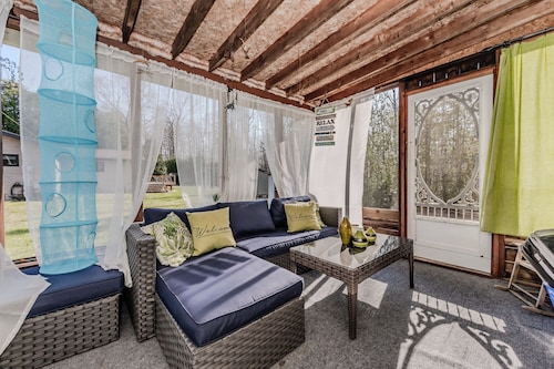 By The Beach - Affordable Sauble Beach Getaway