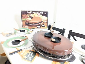 Family Townhome | Living area | 32-inch flat-screen TV with cable channels, TV, Netflix - Maison et Appart d'Anatole à Poitiers (Poitiers)