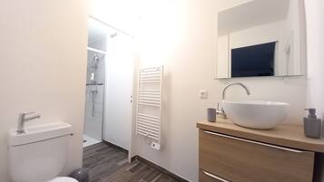 Family Townhome | Bathroom | Hair dryer
