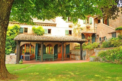 Levigne Villa- Luxurious Hilltop Estate with Pool and Tennis Court