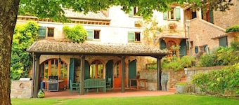 Levigne Villa- Luxurious Hilltop Estate with Pool and Tennis Court