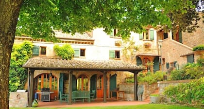 Levigne Villa- Luxurious Hilltop Estate with Pool and Tennis Court