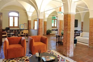 TV connectée, cheminée, lecteur de DVD, livres