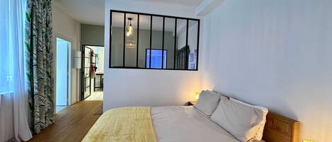 Desk, iron/ironing board, WiFi, bed sheets