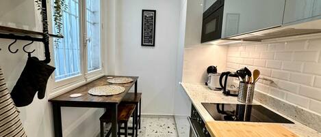 Kühlschrank, Mikrowelle, Ofen, Herdplatte