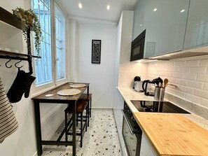 Kjøleskap, mikrobølgeovn, ovn og kokeplater