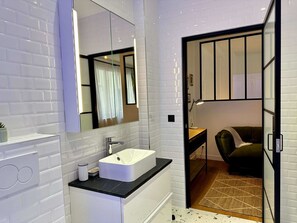 Dusj, hårføner og håndklær