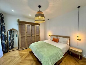 2 bedrooms, desk, iron/ironing board, WiFi