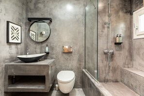 Departamento urbano | Baño | Regadera, regadera tipo lluvia, amenidades de baño de diseñador 