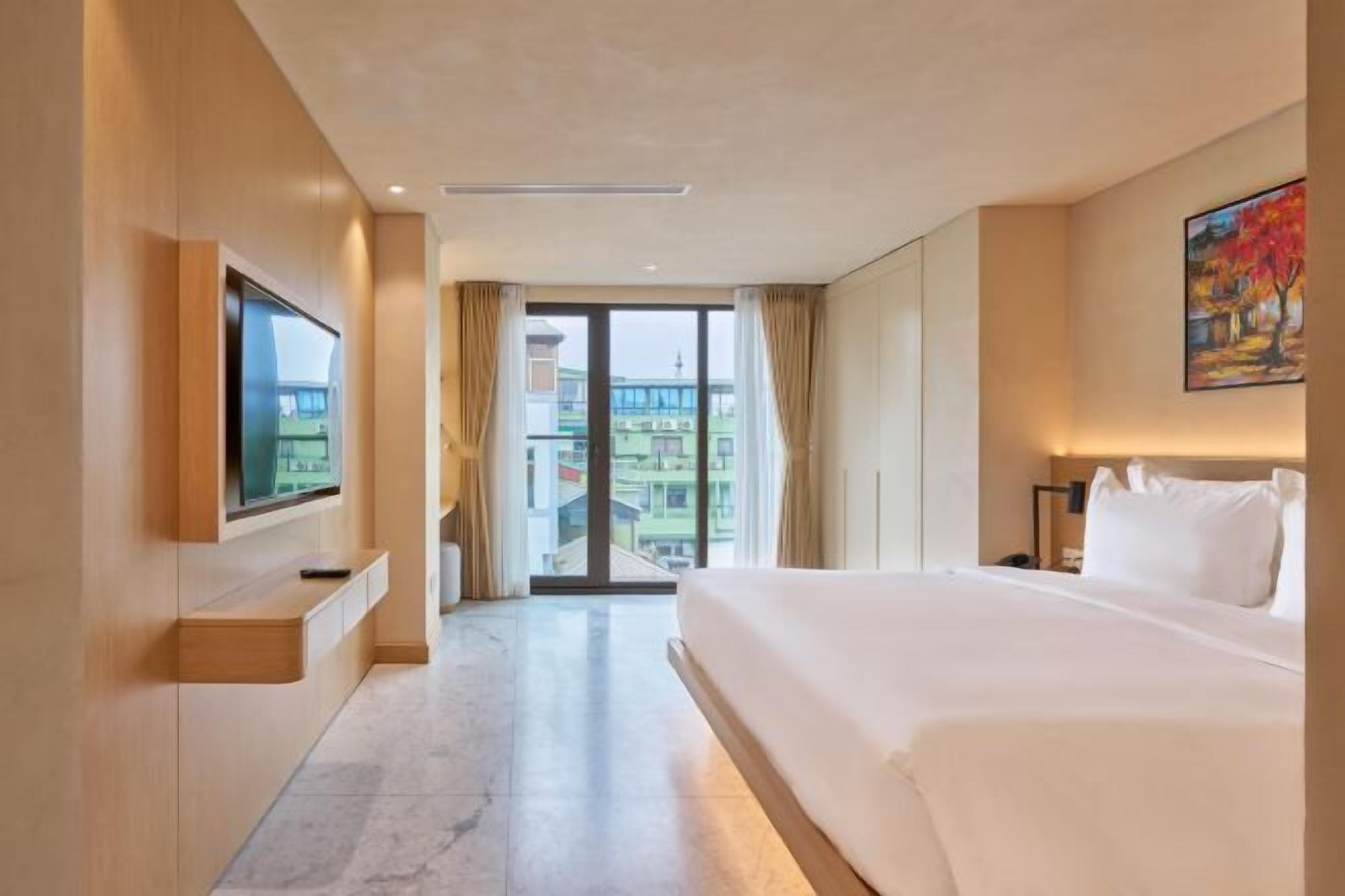 Premium bedding, down comforters, desk, laptop workspace