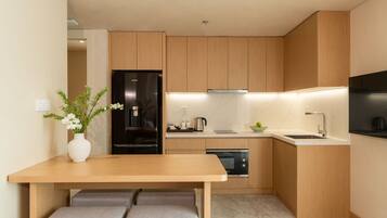 Appartamento Premier, 2 camere da letto, vista città | Cucina privata | Frigorifero con congelatore, microonde, bollitore elettrico, risottiera