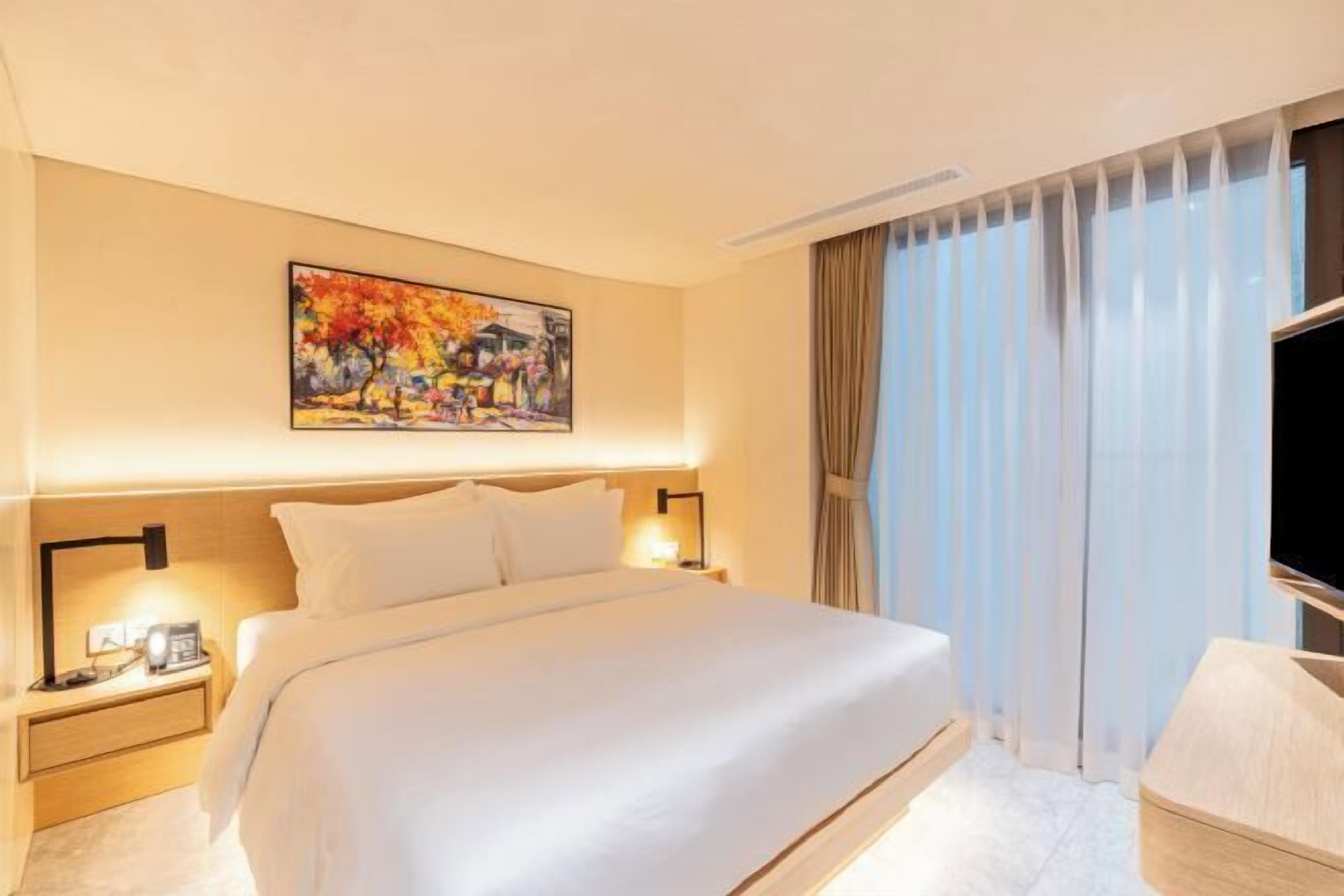 Premium bedding, down comforters, desk, laptop workspace