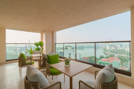 Terrace/patio. The Five Suites Lilas