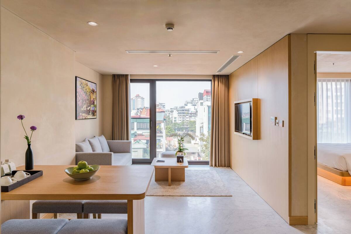 Suite Deluxe, 2 habitaciones, vistas a la ciudad | Ropa de cama de alta calidad, edredones de plumas, escritorio