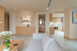 ห้องเอ็กเซกคิวทีฟสวีท, 2 ห้องนอน | บริเวณนั่งเล่น | สมาร์ททีวี