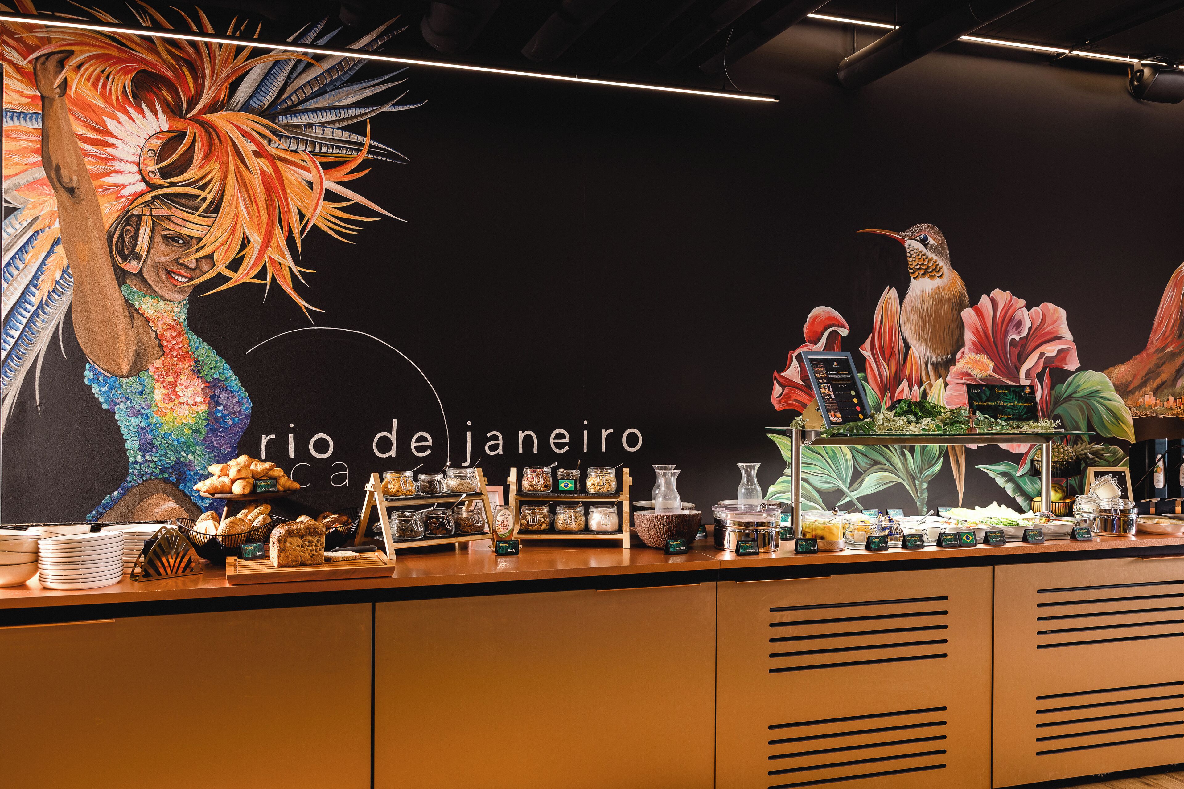 Un comptoir de buffet proposant une variété de plats et agrémenté d’une fresque décorative.
