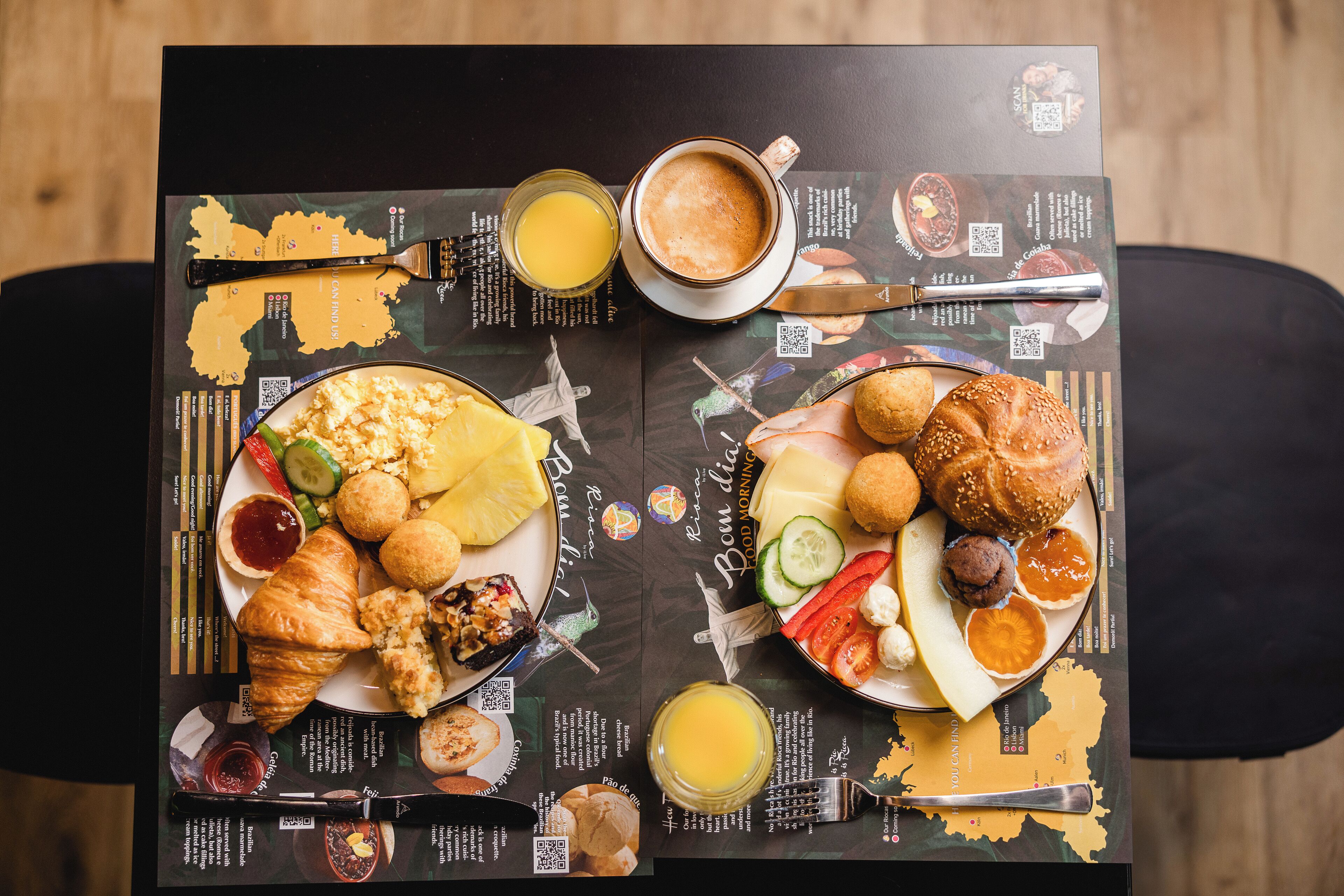 Une table de petit-déjeuner avec des croissants, des œufs, des fruits et du café.