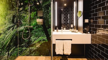 Shower, pancuran hujan, perlengkapan mandi gratis, dan pengering rambut
