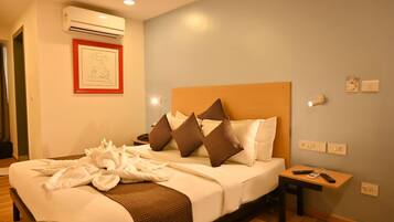 Deluxe Room | Iron/ironing board, free WiFi