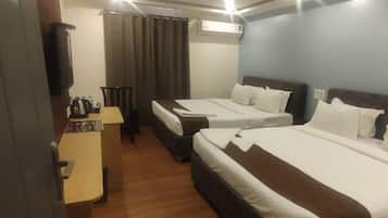 Family Room | Iron/ironing board, free WiFi