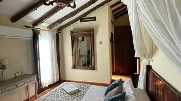 Habitación superior con 1 cama doble o 2 individuales | Cortinas opacas, tabla de planchar con plancha, wifi gratis