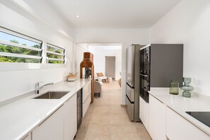 Geladeira, micro-ondas, fogão, cooktop