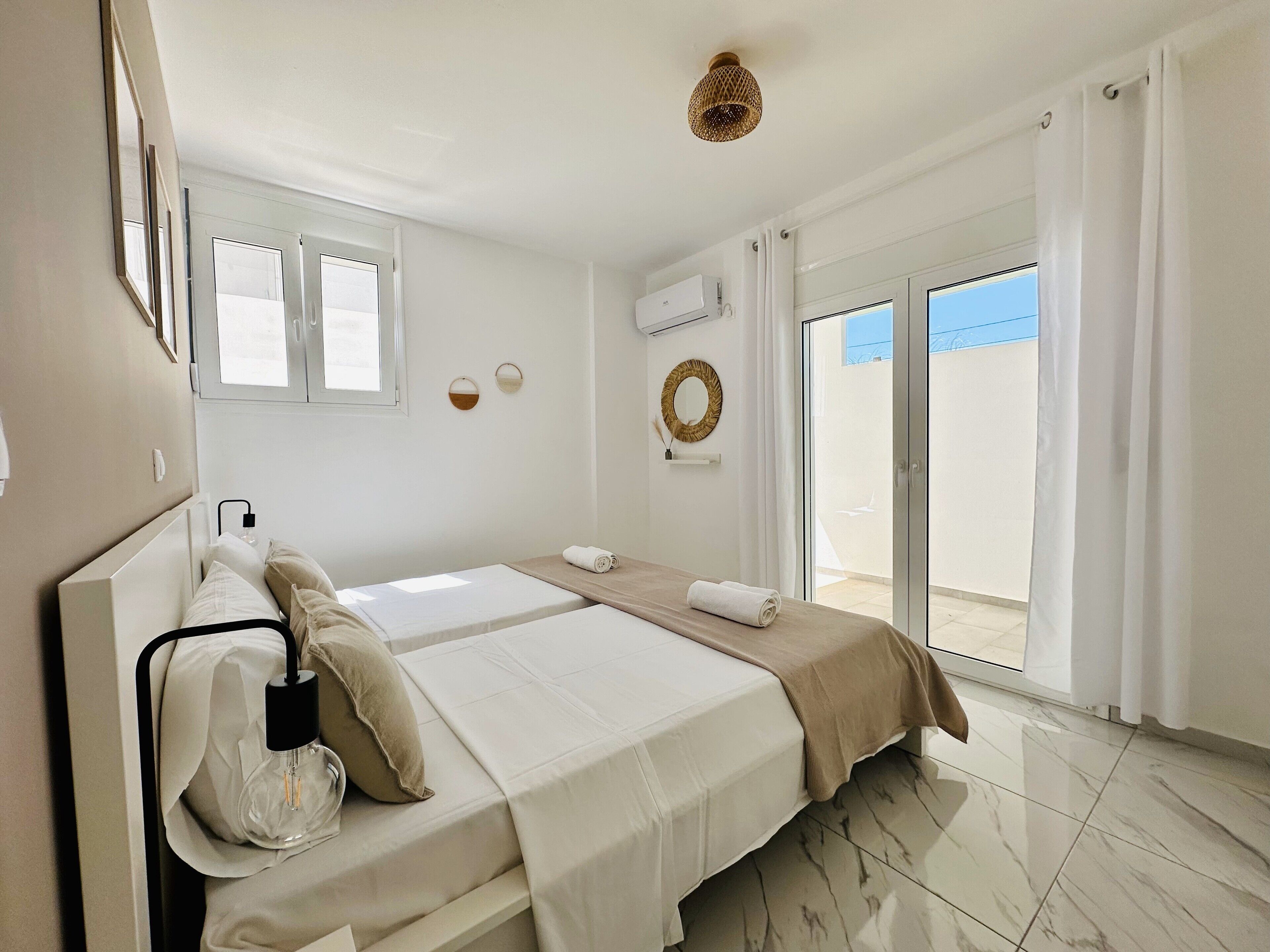 4 habitaciones, tabla de planchar con plancha, wifi y ropa de cama 