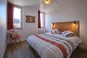 3 slaapkamers, een strijkplank/strijkijzer, gratis wifi, beddengoed