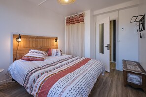 3 makuuhuonetta, silitysrauta/-lauta, ilmainen Wi-Fi, vuodevaatteet