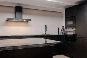 Réfrigérateur, micro-ondes, four, plaque de cuisson