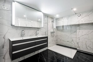 Douche, sèche-cheveux, serviettes fournies, papier toilette